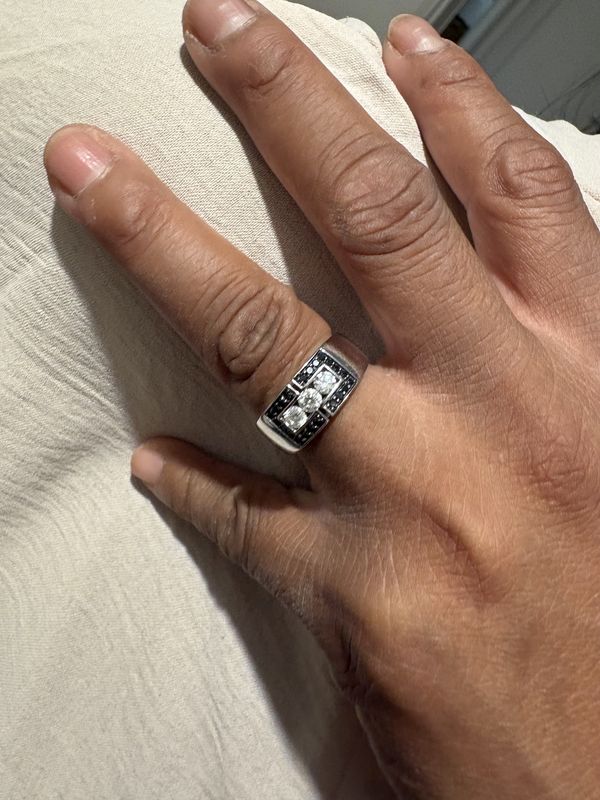 BAGUE MODERNE DIAMANTS NOIRS ET BLANCS