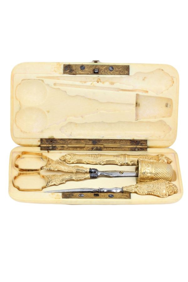 NECESSAIRE A COUTURE OR ET IVOIRE