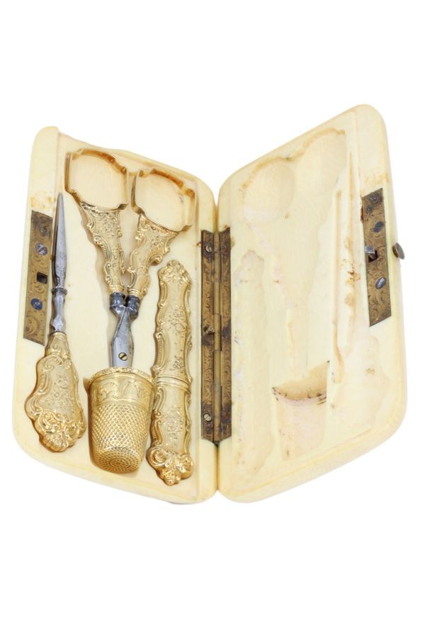 NECESSAIRE A COUTURE OR ET IVOIRE